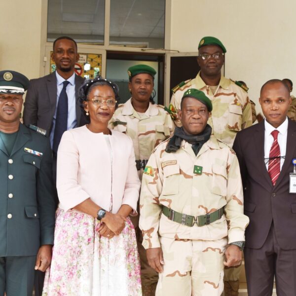 Family portrait of the APSTA staff with the malian Minister of defence and veterans with its Staff